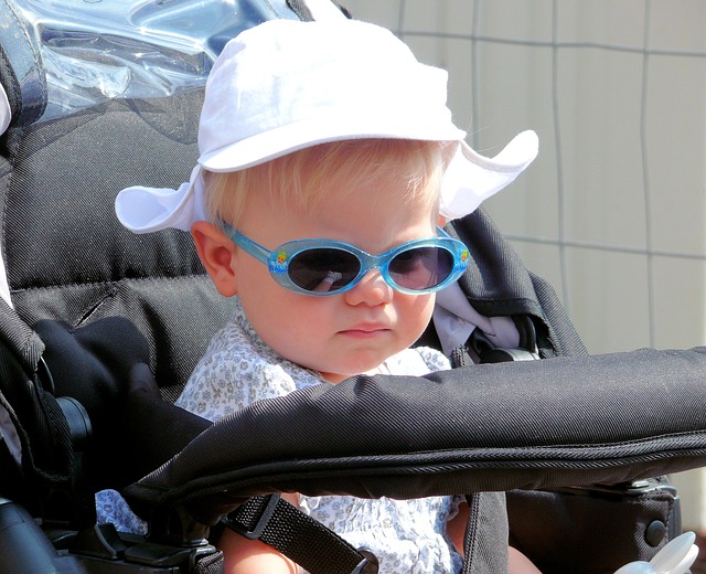 Dieťa v klobúčiku s okuliarmi